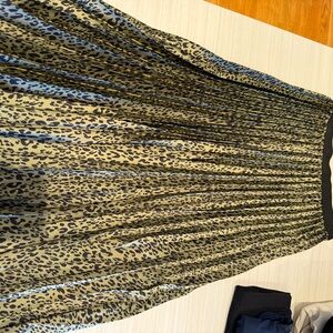 Zara women’s Leopard Print Pleated Skirt - size L